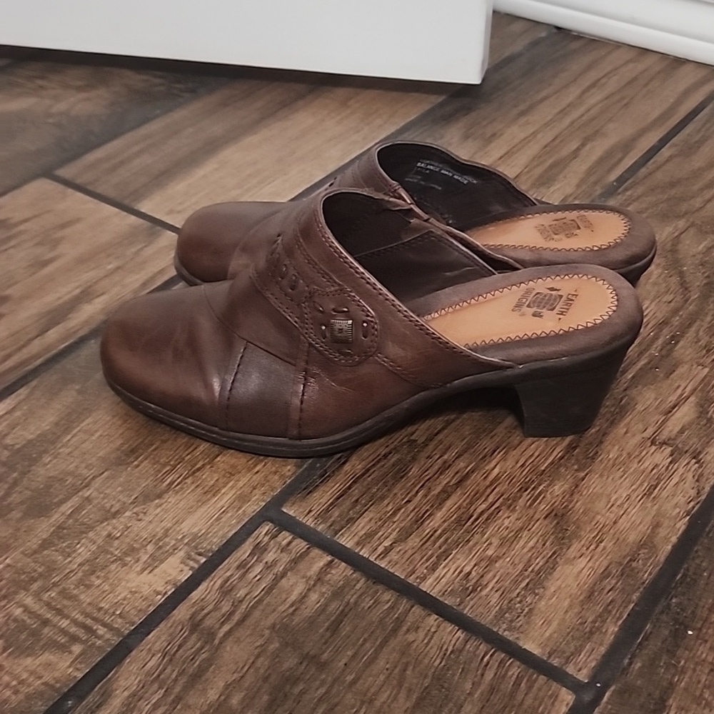 Earth Origins Brown Leather Layla Clogs Size 8​​​​ - Picture 2 of 11